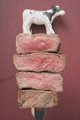 Steakscheiben auf Fleischgabel mit Rinderfigur (Garstufen)