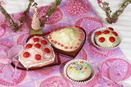 Minikuchen und Muffins zum Valentinstag oder Muttertag