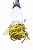 Spaghetti mit Rucolapesto auf einer Gabel