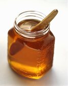 Honig im Glas mit Holzlöffel
