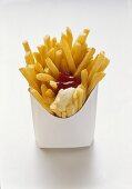 Pommes frites mit Ketchup und Mayo in weisser Fast-Food-Box
