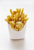 Pommes frites mit Mayonnaise in Fast-Food-Box