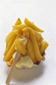 Pommes frites mit Mayonnaise auf Pappteller