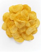 Ein Haufen Kartoffelchips von oben