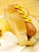 Hot Dog mit Senf und Chips