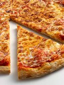 Käsepizza mit herausgeschnittenem Stück (Close Up)
