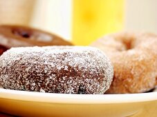 Verschiedene Doughnuts auf Teller