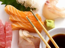 Sashimi mit Lachs und Thunfisch; Sojasauce; Stäbchen