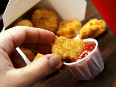 Chicken Nugget in Ketchup dippen