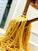 Spaghetti mit Sauce vermischen