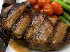 Gegrilltes Ribeye Steak mit Spargel und Kirschtomaten