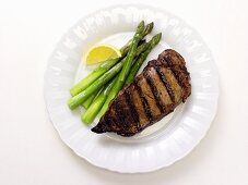 Gegrilltes Ribeye Steak mit grünem Spargel