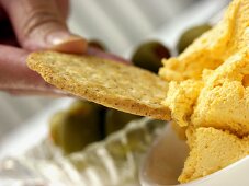 Cracker in Käseaufstrich dippen