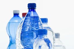 Verschiedene Mineralwasserflaschen