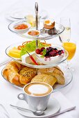 Französisches Frühstück mit Café au Lait