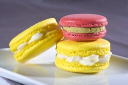 Gelbe Macarons mit Vanillecreme, pink Macaron mit Pistaziencreme