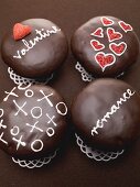 Vier Schokoladencupcakes zum Valentinstag