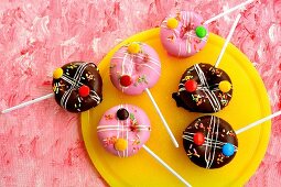 Pop cakes with icing sugar and coloured chocolate beans