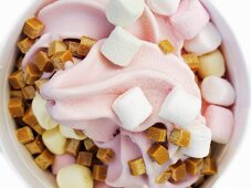 Strawberry frozen yoghurt with marshmallows and caramel cubes