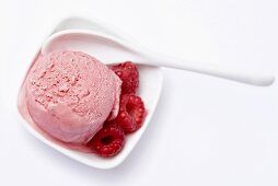 Himbeereis und frische Himbeeren