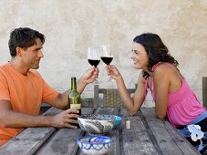 Paar stößt mit Wein an