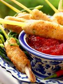 Knusprige thailändische Fischröllchen mit Chilisauce