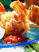 Grilled scampi wrapped in bacon; white bread