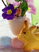 Pastellfarbene Ostereier, Frühlingsblumen und Osterhase