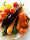 Frische Gemüsesorten auf Teller
