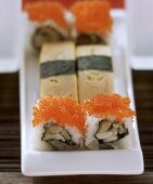 Nigiri-Sushi mit Eierstich und Maki-Sushi mit Lachskaviar