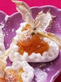 Meringue hearts with physalis and icing sugar (close-up)