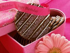 Schokoladentaler in herzförmiger Schachtel zum Geburtstag