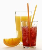 Orangensaft; roter Traubensaft mit Eiswürfeln; Orangenschnitz