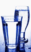 Zwei Gläser Mineralwasser in Blau
