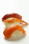 Nigiri-Sushi mit Lachs, Garnele und Thunfisch