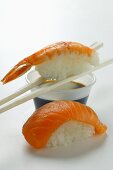 Sushi mit Lachs und Garnele; Sojasauce