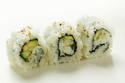 Inside-out-Rolls mit Fisch und Avocado