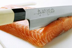 Cutting salmon for sushi