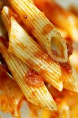 Penne rigate mit Tomatensauce (Detail)