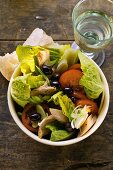 Romanasalat mit Thunfisch, Zwiebeln, Tomaten und Oliven