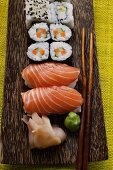 Nigiri-Sushi und Maki-Sushi mit Ingwer und Wasabi