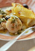Scallops with garlic, parsley and fried potatoes