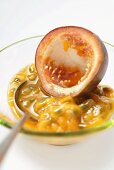 Passionsfrucht (Purpurgranadilla) auslöffeln