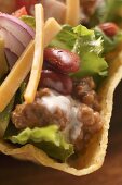 Salat mit Hackfleisch, Gemüse, Käse in Taco-Shell (Mexiko)