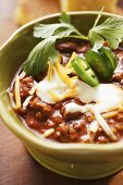 Chili con carne with cheese and sour cream