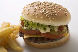 Cheeseburger mit Pommes frites