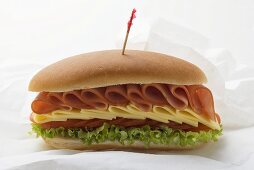 Sub-Sandwich auf Butterbrotpapier