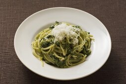 Linguine with pesto and Parmesan