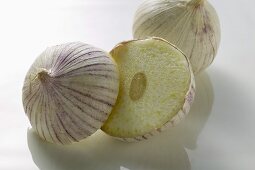 Kleiner Knoblauch aus Asien, einer halbiert