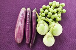 Grüne und violette Miniauberginen